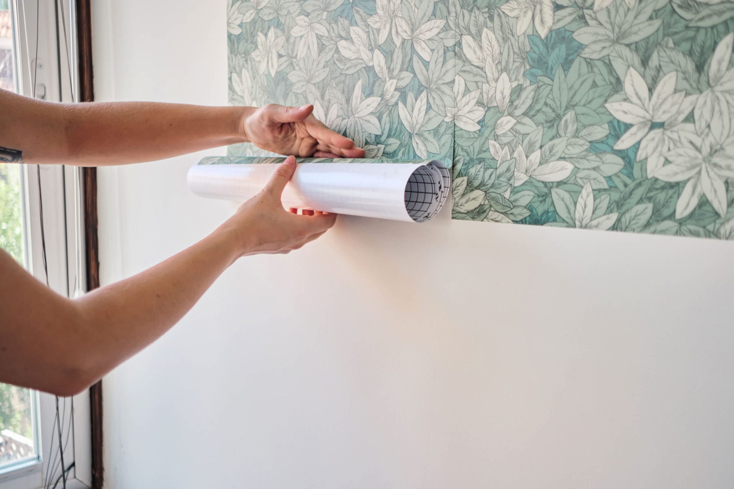 How to wallpaper walls with self-adhesive wallpaper in 5 steps
