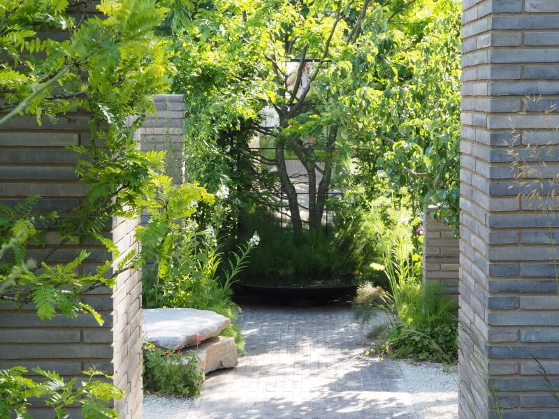 The vertical design elements invite you to look up, thus creating the feeling of a more spacious terrain. photo La Marija Bujauskaitė