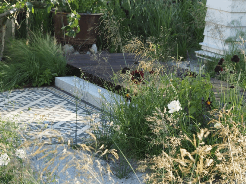 Combine different textures, such as wood, tiles and plants that fall easily. photo La Marija Bujauskaitė