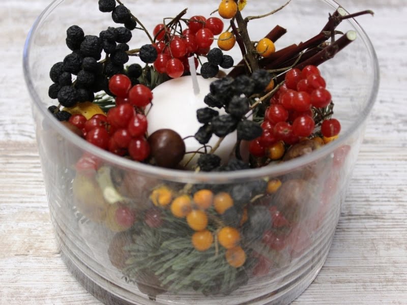 Add berries, fruits, nuts, twigs around the candle. photo L. Liubertaitė